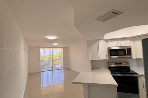 Copropriété à louer à Doral, Floride: 1 chambre, 75.25 m2 № 1995624 - photo 4