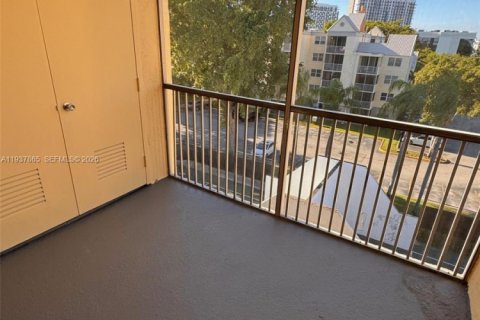 Copropriété à louer à Doral, Floride: 1 chambre, 75.25 m2 № 1995624 - photo 13