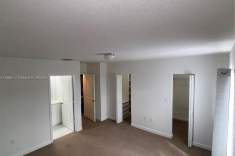 Townhouse in Florida City, Florida 4 bedrooms, 160.72 sq.m. № 1930622 - photo 19