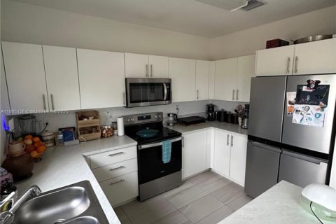 Townhouse in Florida City, Florida 4 bedrooms, 160.72 sq.m. № 1930622 - photo 6