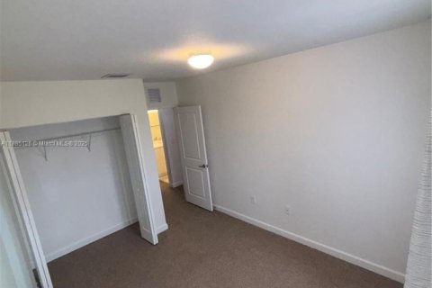 Townhouse in Florida City, Florida 4 bedrooms, 160.72 sq.m. № 1930622 - photo 24