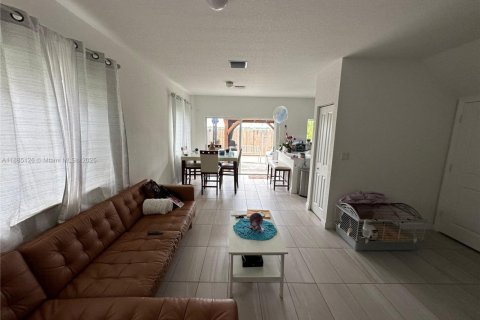 Townhouse in Florida City, Florida 4 bedrooms, 160.72 sq.m. № 1930622 - photo 4