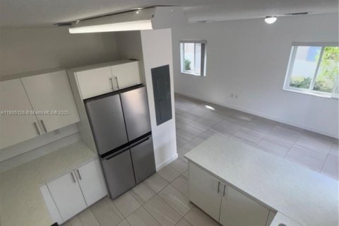 Townhouse in Florida City, Florida 4 bedrooms, 160.72 sq.m. № 1930622 - photo 12