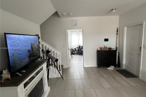 Townhouse in Florida City, Florida 4 bedrooms, 160.72 sq.m. № 1930622 - photo 7