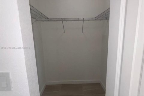 Townhouse in Florida City, Florida 4 bedrooms, 160.72 sq.m. № 1930622 - photo 16
