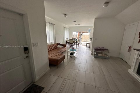 Townhouse in Florida City, Florida 4 bedrooms, 160.72 sq.m. № 1930622 - photo 3