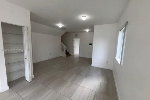 Townhouse in Florida City, Florida 4 bedrooms, 160.72 sq.m. № 1930622 - photo 13