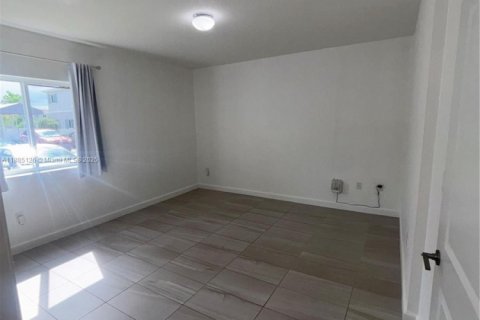 Townhouse in Florida City, Florida 4 bedrooms, 160.72 sq.m. № 1930622 - photo 21