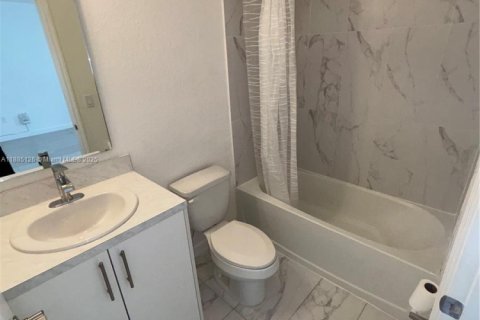 Townhouse in Florida City, Florida 4 bedrooms, 160.72 sq.m. № 1930622 - photo 15