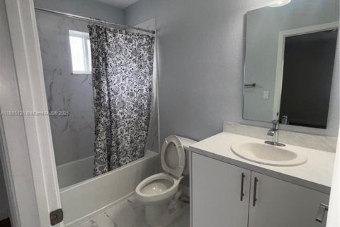 Townhouse in Florida City, Florida 4 bedrooms, 160.72 sq.m. № 1930622 - photo 18