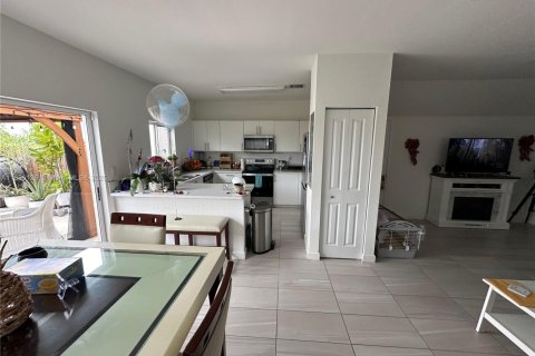 Townhouse in Florida City, Florida 4 bedrooms, 160.72 sq.m. № 1930622 - photo 5
