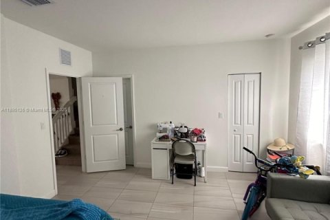 Townhouse in Florida City, Florida 4 bedrooms, 160.72 sq.m. № 1930622 - photo 8