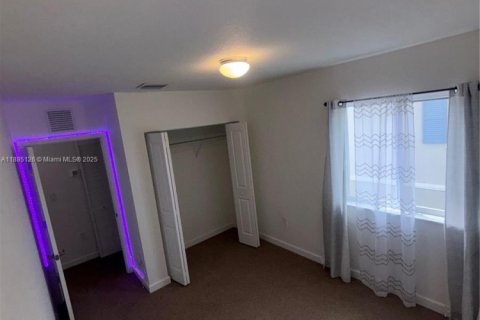 Townhouse in Florida City, Florida 4 bedrooms, 160.72 sq.m. № 1930622 - photo 10