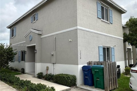 Townhouse in Florida City, Florida 4 bedrooms, 160.72 sq.m. № 1930622 - photo 1