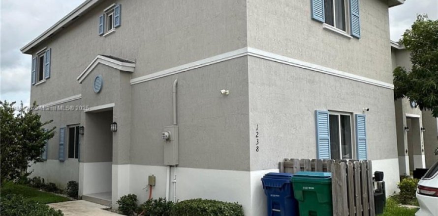 Townhouse in Florida City, Florida 4 bedrooms, 160.72 sq.m. № 1930622