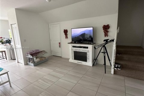 Townhouse in Florida City, Florida 4 bedrooms, 160.72 sq.m. № 1930622 - photo 2