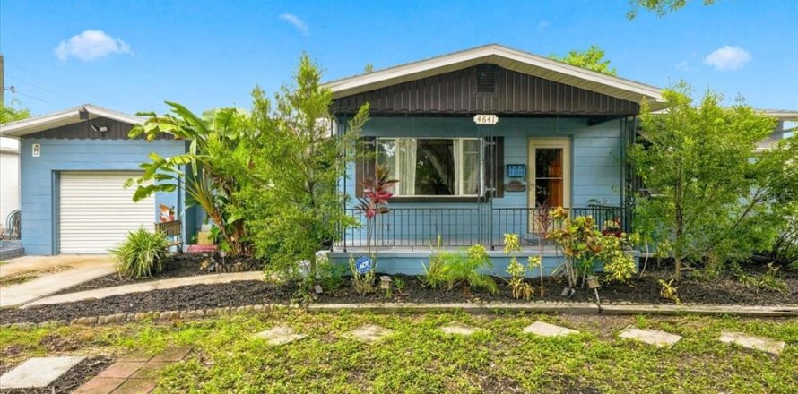 House in Saint Petersburg, Florida 2 bedrooms, 131.09 sq.m. № 2322905