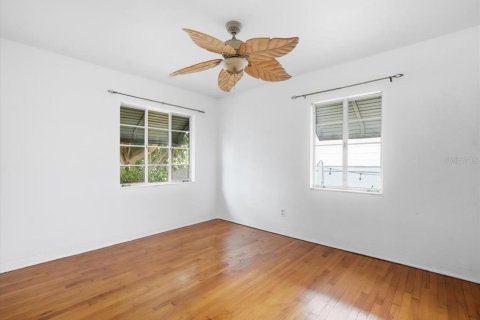 House in Saint Petersburg, Florida 2 bedrooms, 131.09 sq.m. № 2322905 - photo 21