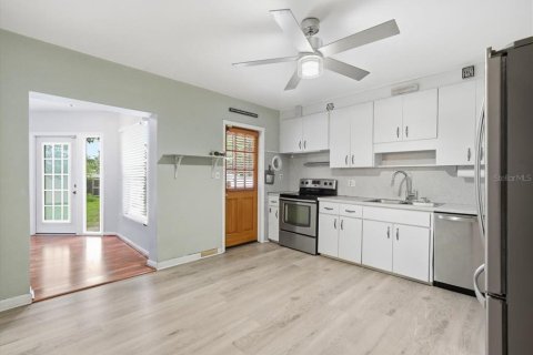 House in Saint Petersburg, Florida 2 bedrooms, 131.09 sq.m. № 2322905 - photo 9