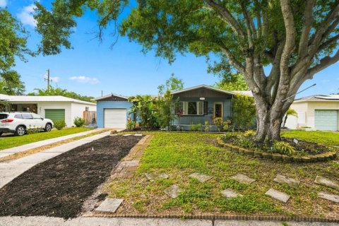 House in Saint Petersburg, Florida 2 bedrooms, 131.09 sq.m. № 2322905 - photo 2