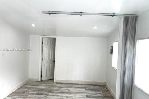 Villa ou maison à louer à Davie, Floride: 1 chambre, 118.91 m2 № 2411803 - photo 9