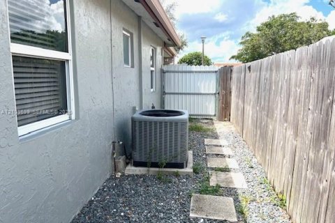 Villa ou maison à louer à Davie, Floride: 1 chambre, 118.91 m2 № 2411803 - photo 6