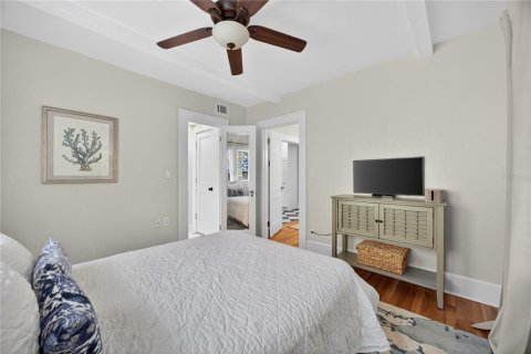 House in Saint Petersburg, Florida 5 bedrooms, 290.04 sq.m. № 2198224 - photo 20