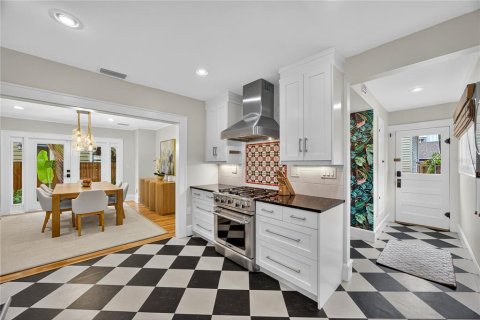 House in Saint Petersburg, Florida 5 bedrooms, 290.04 sq.m. № 2198224 - photo 17