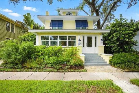 House in Saint Petersburg, Florida 5 bedrooms, 290.04 sq.m. № 2198224