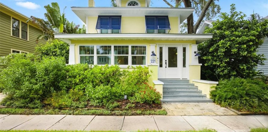 House in Saint Petersburg, Florida 5 bedrooms, 290.04 sq.m. № 2198224