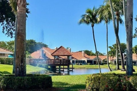 House in Boca Raton, Florida 2 bedrooms, 141.95 sq.m. № 1026505 - photo 1