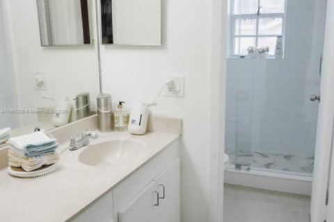 Condo in Miami, Florida, 3 bedrooms  № 1874889 - photo 11