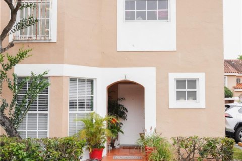 Condo in Miami, Florida, 3 bedrooms  № 1874889 - photo 1