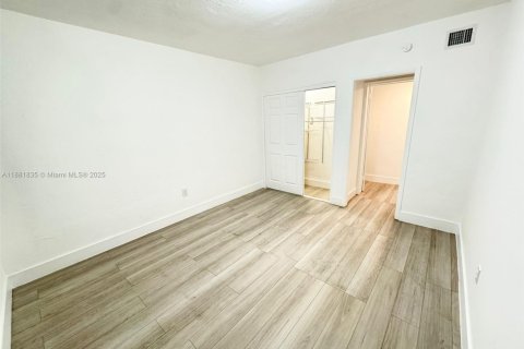 Villa ou maison à louer à Miami Beach, Floride: 2 chambres, 69.68 m2 № 1981807 - photo 17