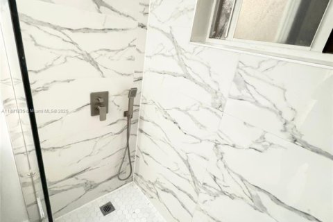 Villa ou maison à louer à Miami Beach, Floride: 2 chambres, 69.68 m2 № 1981807 - photo 25