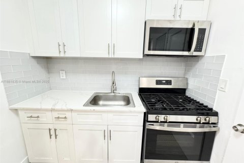 Villa ou maison à louer à Miami Beach, Floride: 2 chambres, 69.68 m2 № 1981807 - photo 1