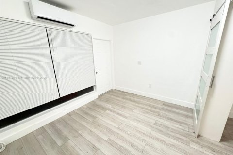 Villa ou maison à louer à Miami Beach, Floride: 2 chambres, 69.68 m2 № 1981807 - photo 12