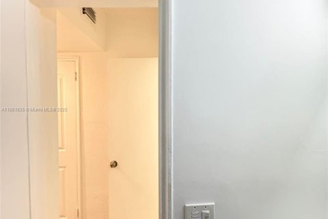 Villa ou maison à louer à Miami Beach, Floride: 2 chambres, 69.68 m2 № 1981807 - photo 21