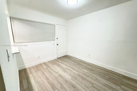 Villa ou maison à louer à Miami Beach, Floride: 2 chambres, 69.68 m2 № 1981807 - photo 16