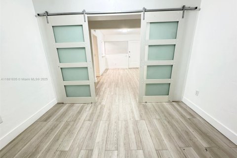 Villa ou maison à louer à Miami Beach, Floride: 2 chambres, 69.68 m2 № 1981807 - photo 11