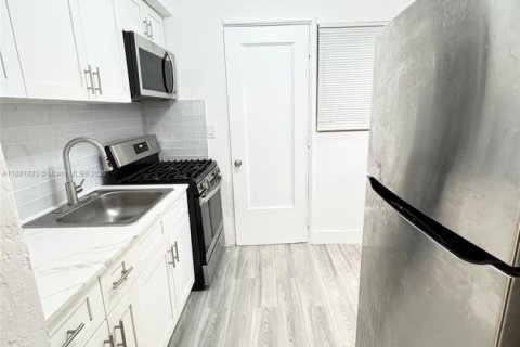 Villa ou maison à louer à Miami Beach, Floride: 2 chambres, 69.68 m2 № 1981807 - photo 3