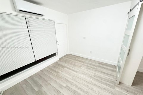 Villa ou maison à louer à Miami Beach, Floride: 2 chambres, 69.68 m2 № 1981807 - photo 13