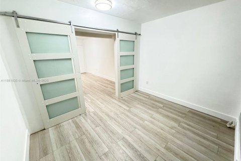 Villa ou maison à louer à Miami Beach, Floride: 2 chambres, 69.68 m2 № 1981807 - photo 10