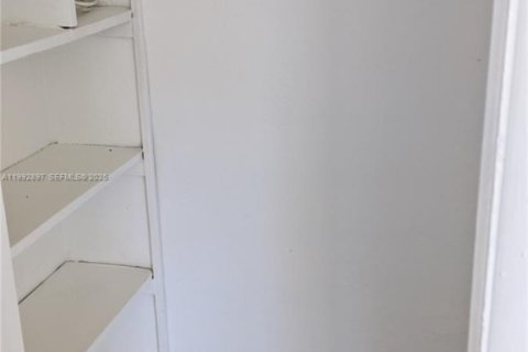 Villa ou maison à louer à Miami Beach, Floride: 1 chambre, 292.64 m2 № 2056729 - photo 2