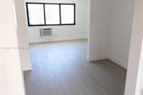 Villa ou maison à louer à Miami Beach, Floride: 1 chambre, 292.64 m2 № 2056729 - photo 12