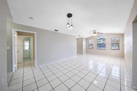 Casa en venta en Miami, Florida, 3 dormitorios, 115.66 m2 № 1665333 - foto 26