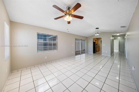 Casa en venta en Miami, Florida, 3 dormitorios, 115.66 m2 № 1665333 - foto 12