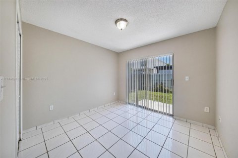 Casa en venta en Miami, Florida, 3 dormitorios, 115.66 m2 № 1665333 - foto 25