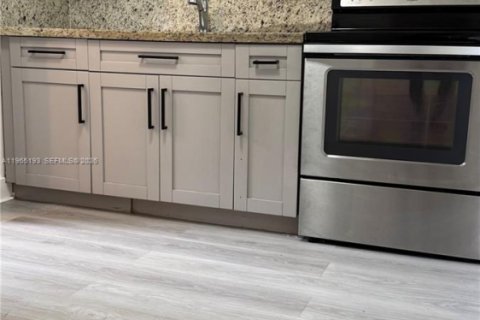 Apartamento en alquiler en Miami, Florida, 2 dormitorios, 92.9 m2 № 2027083 - foto 3