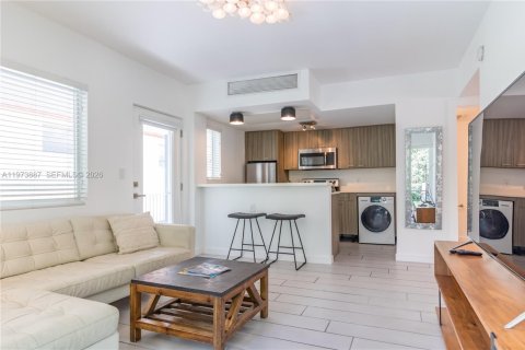 Condo in Miami Beach, Florida, 2 bedrooms  № 2033520 - photo 12